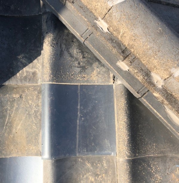 棟付近の瓦を差し替え　熊本